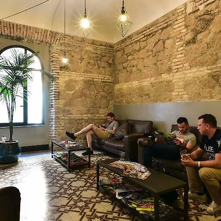 Yellowsquare אכסניה