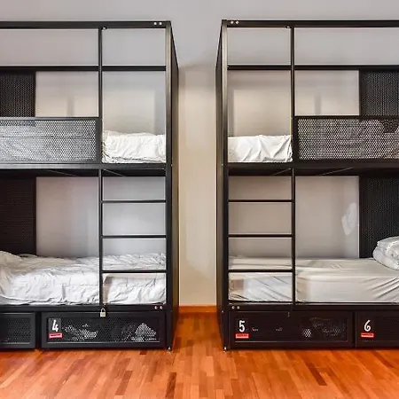 Yellowsquare אכסניה