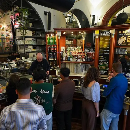 אכסניה Yellowsquare *