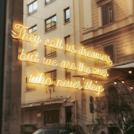 Yellowsquare אכסניה *