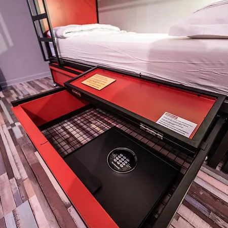 אכסניה Yellowsquare *