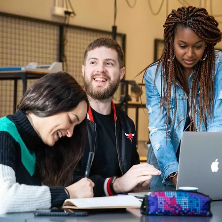 אכסניה Yellowsquare *