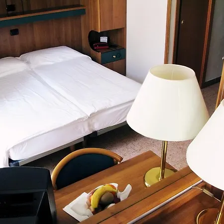 אכסניה Yellowsquare *