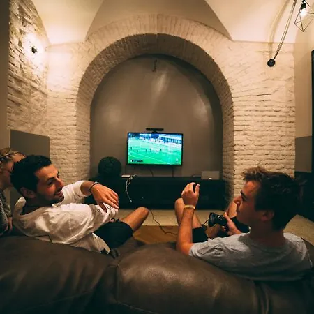 אכסניה Yellowsquare *