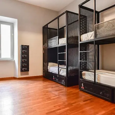 אכסניה Yellowsquare *