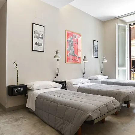 אכסניה Yellowsquare *