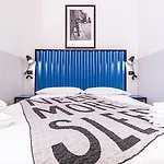 Yellowsquare Hostel