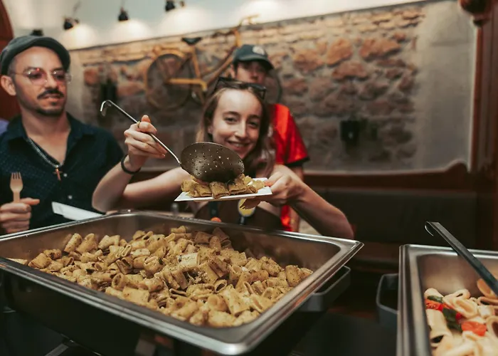 Yellowsquare 旅馆 *