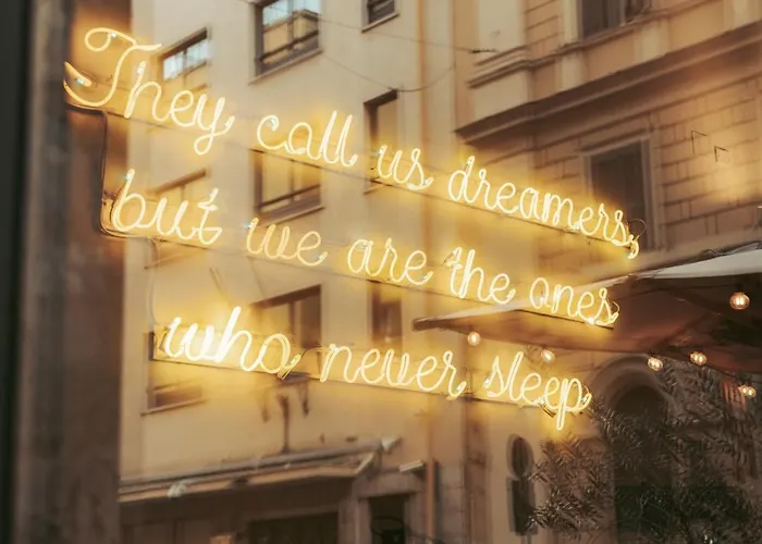 Yellowsquare 旅馆 *