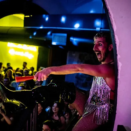 Yellowsquare Hostel *