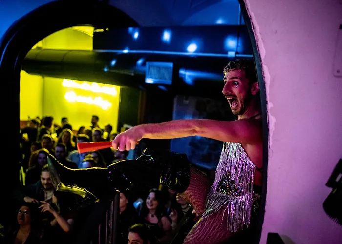 Yellowsquare Hostel *