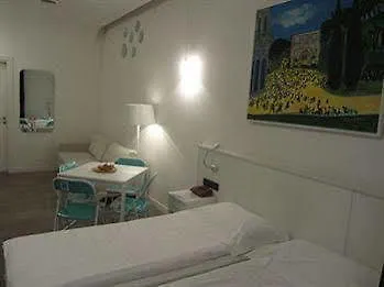 Yellowsquare Hostel *